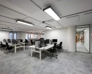 Moderne kantoorruimte met meerdere werkplekken en bureaus aan de Harry Banninkstraat 51 in Amsterdam.