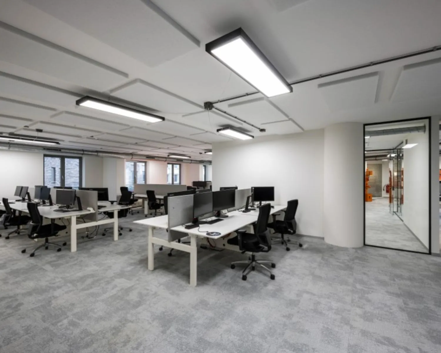 Moderne kantoorruimte met meerdere werkplekken en bureaus aan de Harry Banninkstraat 51 in Amsterdam.