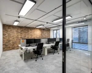 Moderne kantoorruimte met werkplekken en grote ramen aan de Harry Banninkstraat 51 in Amsterdam.