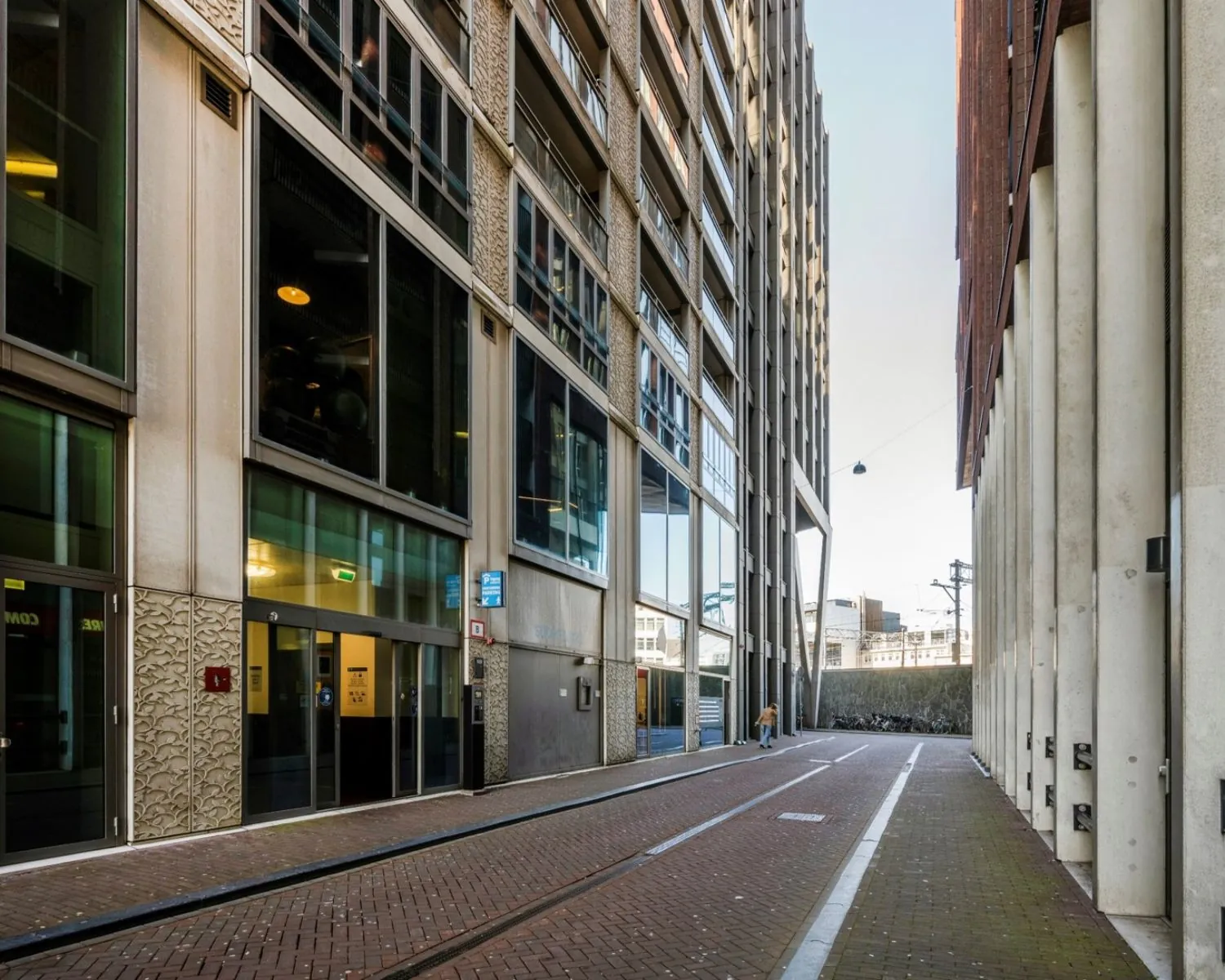 Moderne kantoorstraat met hoge gevels bij Harry Banninkstraat 51 in Amsterdam.