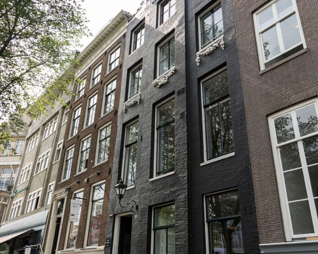 Gevelaanzicht van historische kantoorpanden aan de Herengracht 420 in Amsterdam.