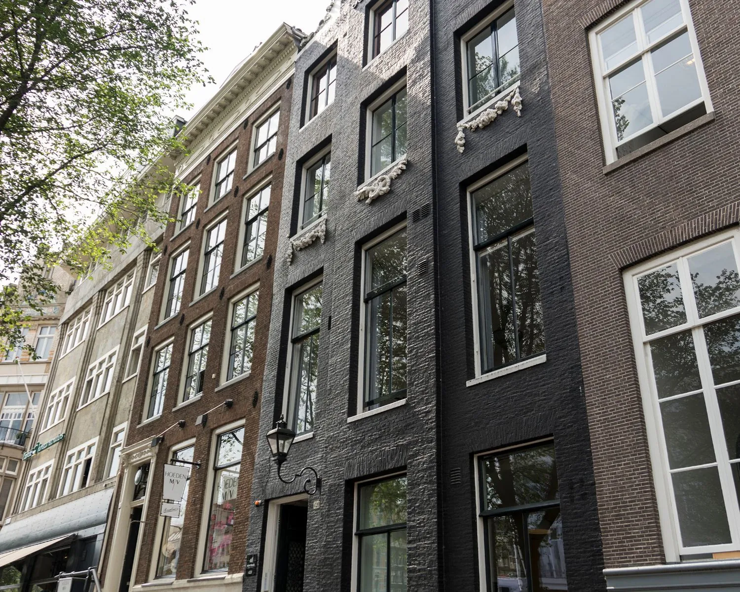 Gevelaanzicht van historische kantoorpanden aan de Herengracht 420 in Amsterdam.