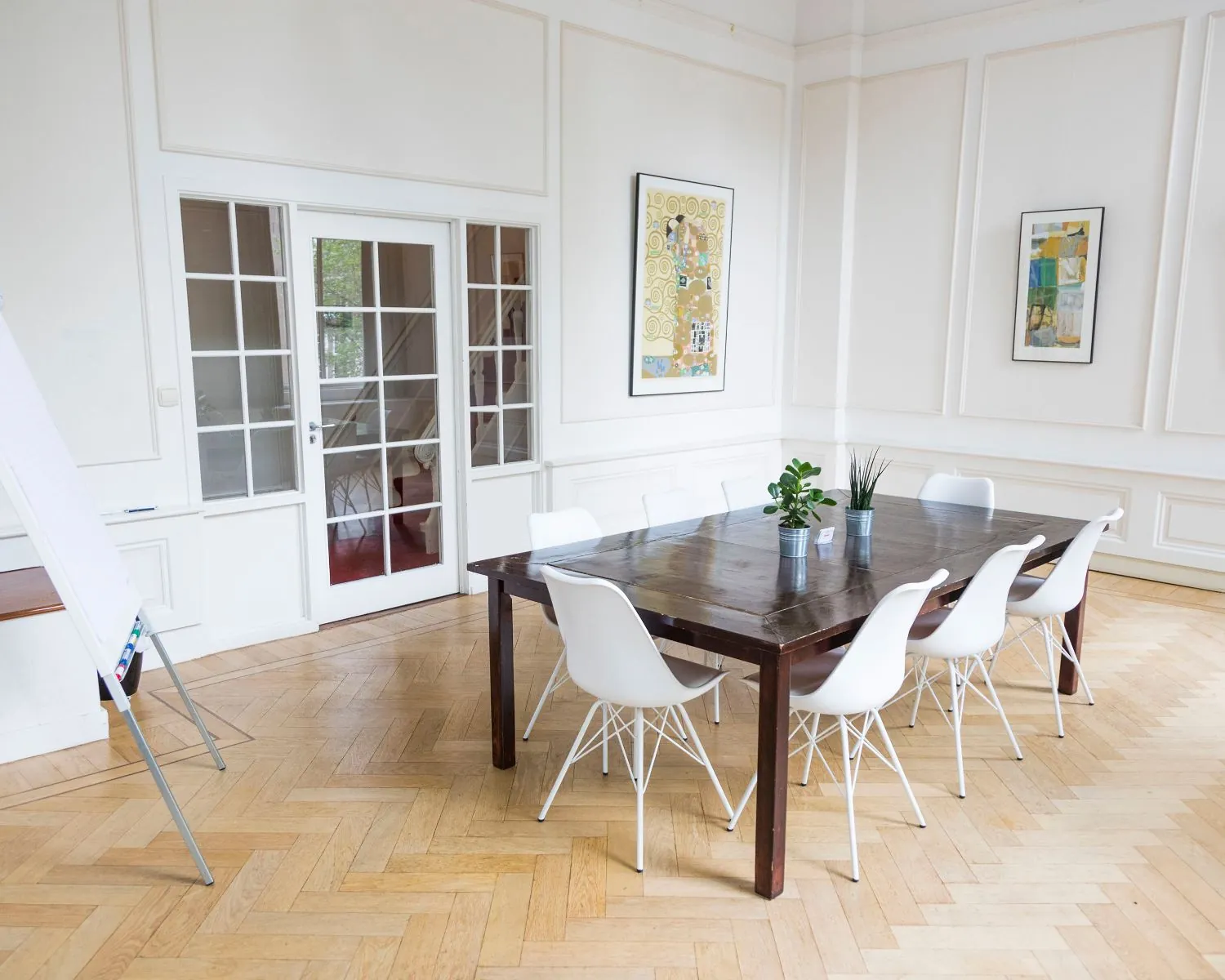 Vergaderruimte met moderne inrichting en grote houten tafel in kantoor aan de Herengracht 420 in Amsterdam.