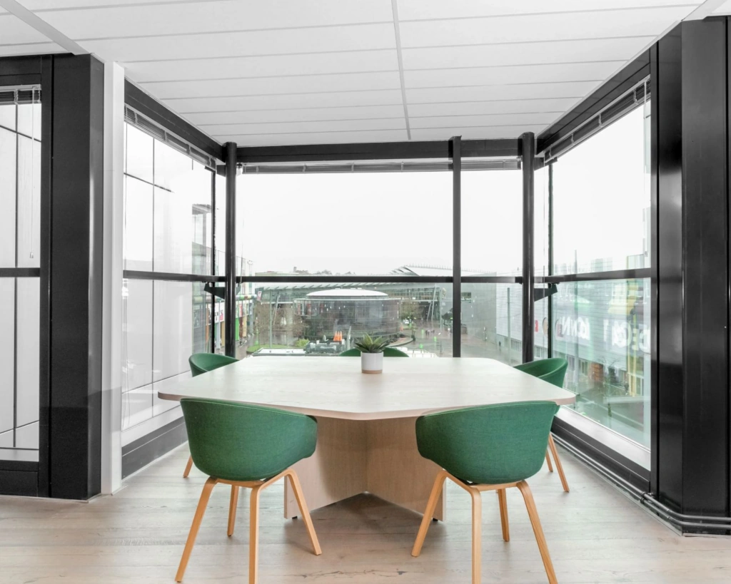Moderne vergaderruimte met grote ramen en uitzicht op de Johan Cruijff Boulevard.