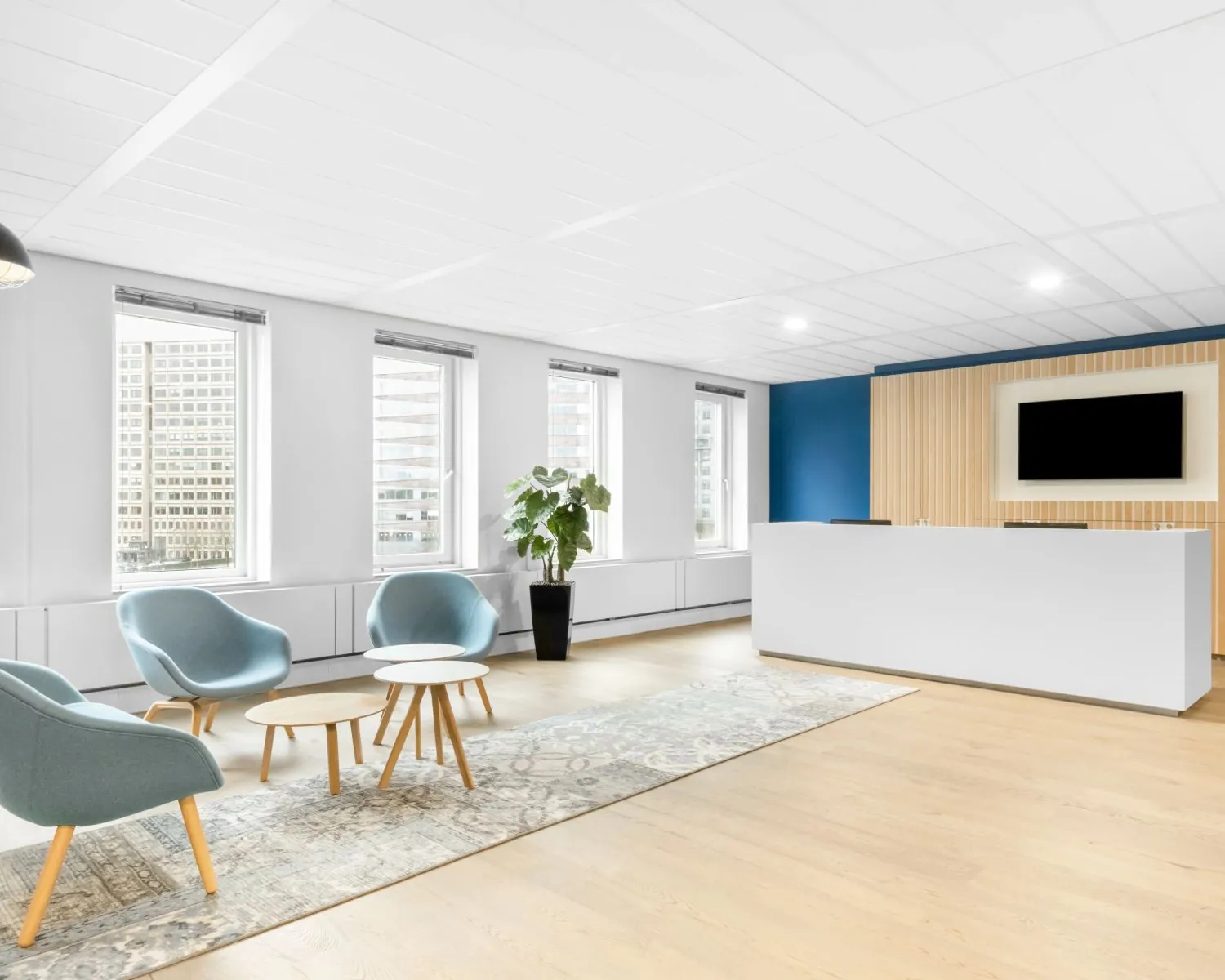 Moderne en lichte ontvangsthal met zitgedeelte in een kantoor aan de Johan Cruijff Boulevard.