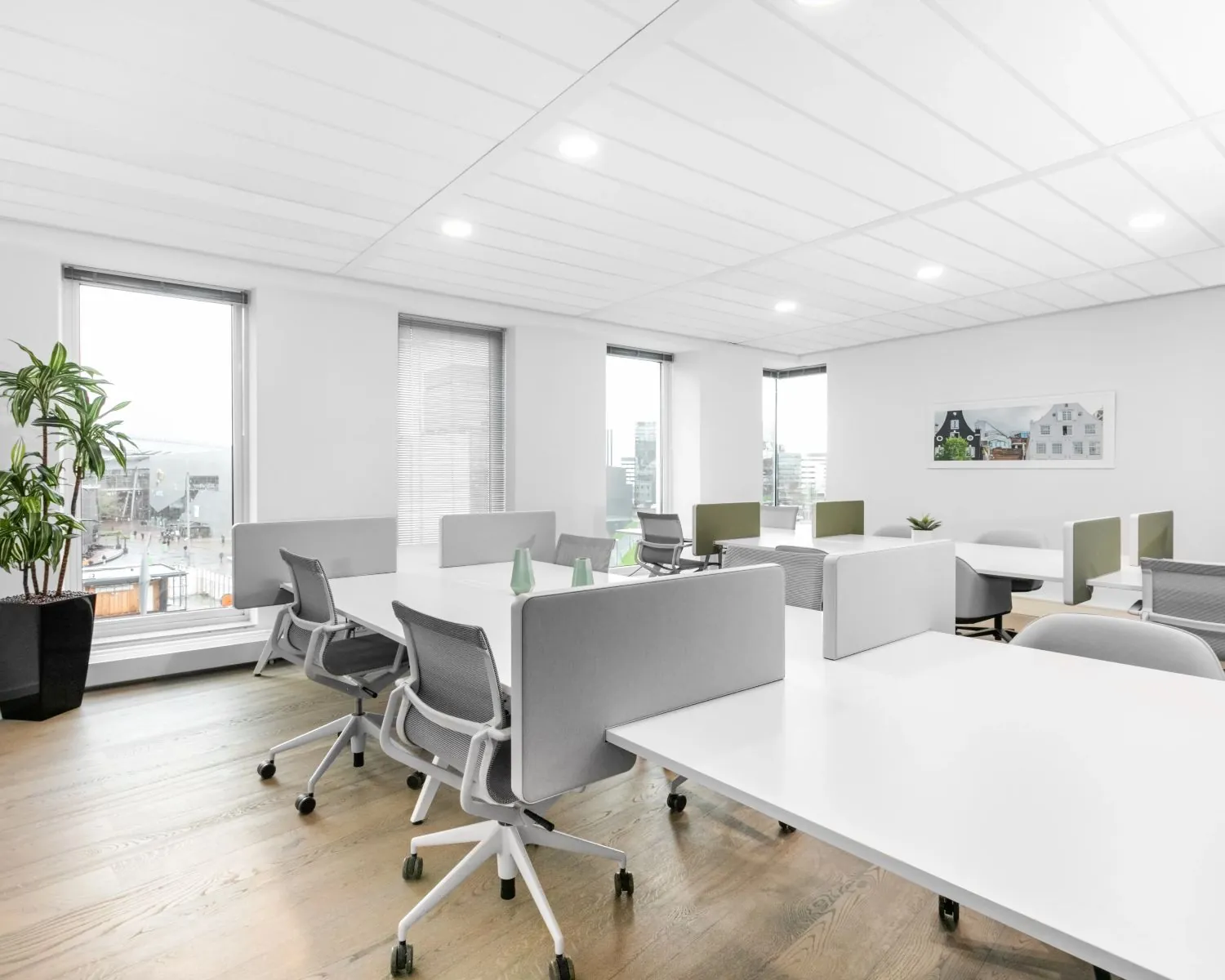 Moderne, lichte kantoorruimte met flexibele werkplekken aan de Johan Cruijff Boulevard.
