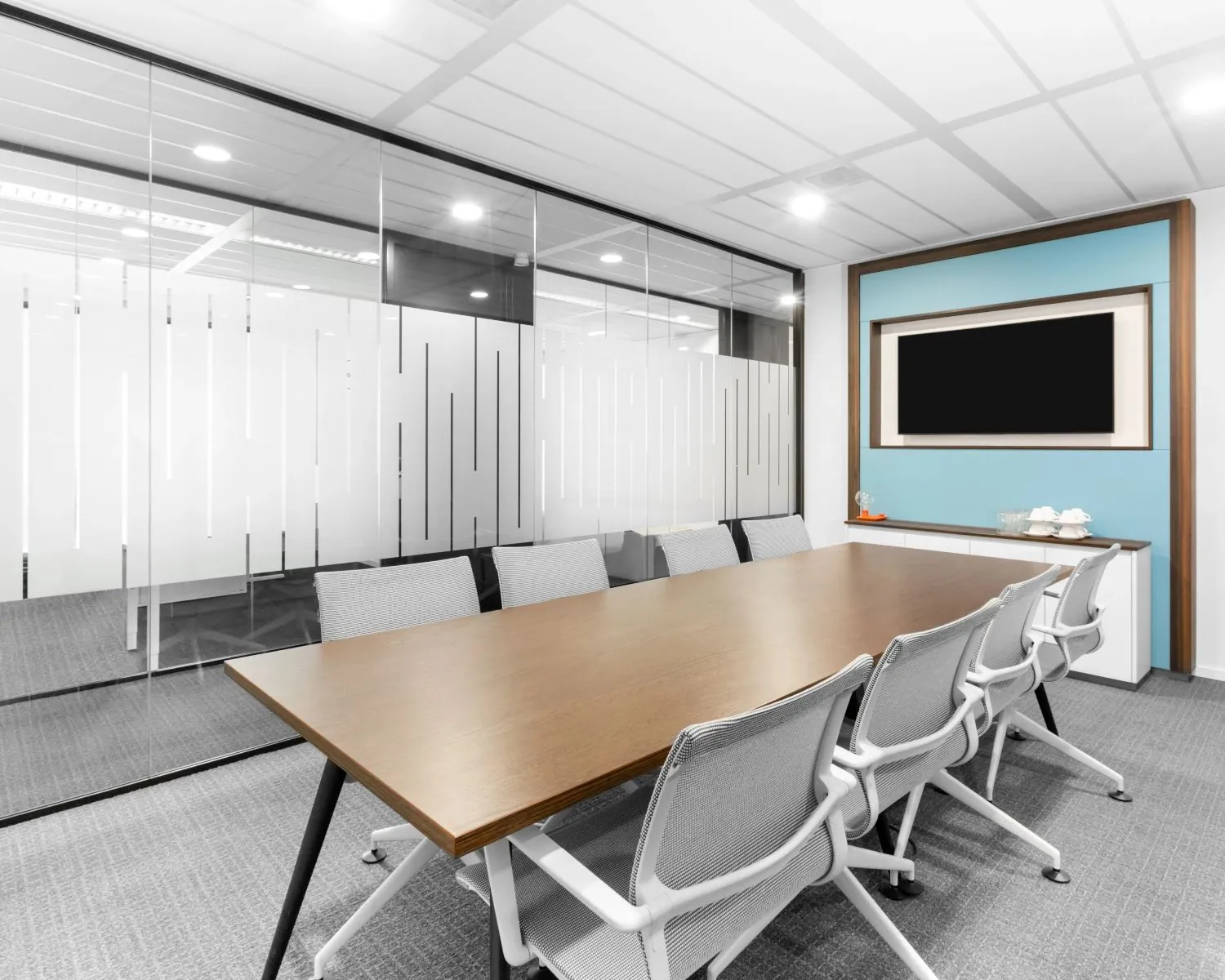 Moderne vergaderruimte met houten tafel en acht bureaustoelen aan de Johan Cruijff Boulevard 8.