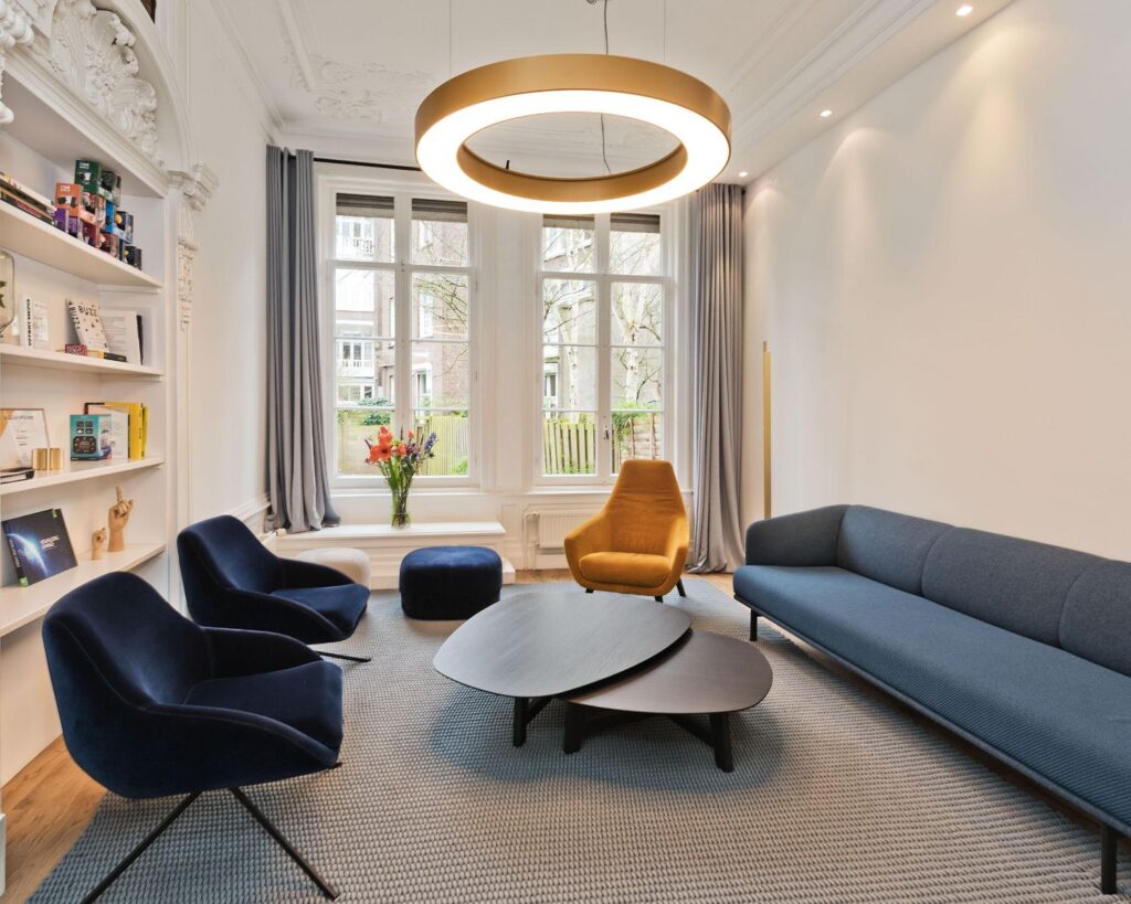 Moderne kantoorruimte aan de Johannes Vermeerstraat 55 in Amsterdam met stijlvolle loungehoek en grote ramen.