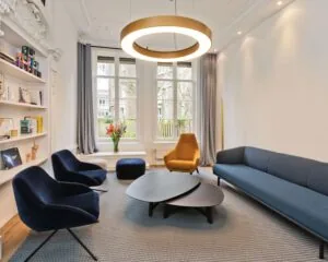 Moderne kantoorruimte aan de Johannes Vermeerstraat 55 in Amsterdam met stijlvolle loungehoek en grote ramen.