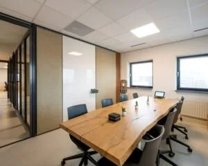 Vergaderruimte met robuuste houten tafel en moderne inrichting aan de Joop Geesinkweg 140-199 in Amsterdam.