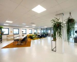 Moderne en ruime kantoorruimte aan de Joop Geesinkweg 140-199 in Amsterdam met vergadertafel, loungehoek en veel groen.