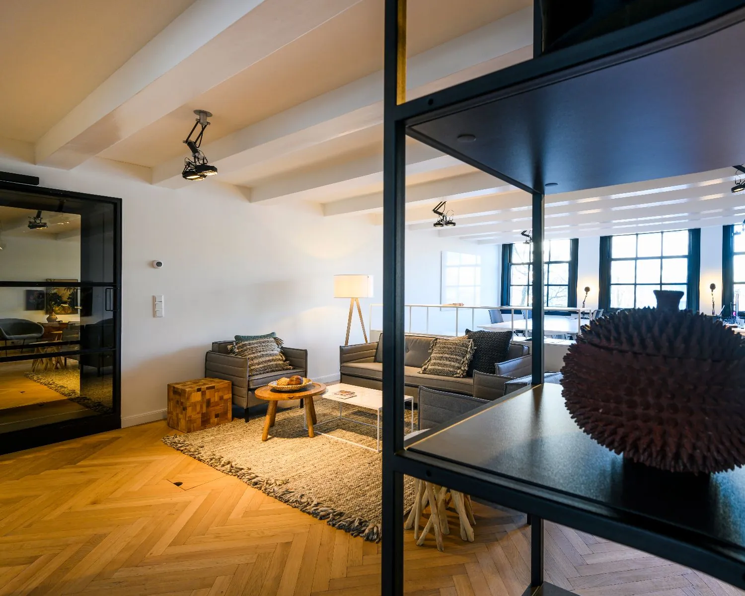 Moderne en sfeervolle kantoorruimte met zithoek aan de Keizersgracht 121 in Amsterdam.