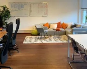 Moderne kantoorruimte aan de Keizersgracht 205 in Amsterdam met flexwerkplekken, loungehoek en whiteboards.