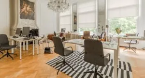 Stijlvolle kantoorruimte aan de Keizersgracht 321 in Amsterdam met klassieke elementen, moderne werkplekken en grote ramen.