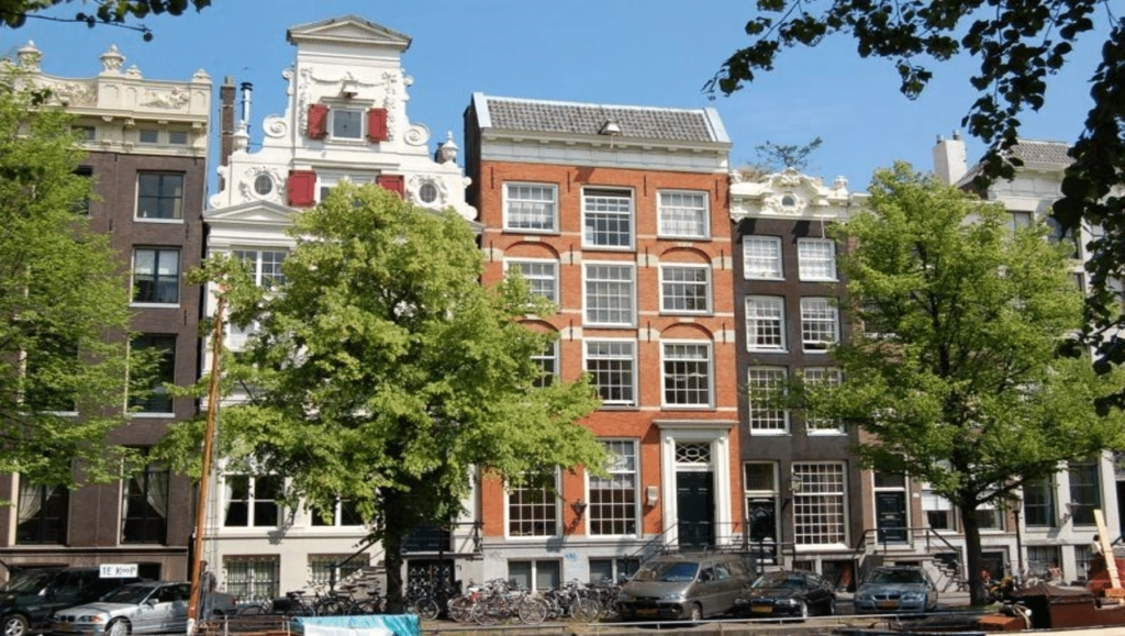 Gevel van het kantoorpand aan de Keizersgracht 321 in Amsterdam met klassieke architectuur en uitzicht op de gracht.