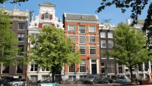 Gevel van het kantoorpand aan de Keizersgracht 321 in Amsterdam met klassieke architectuur en uitzicht op de gracht.