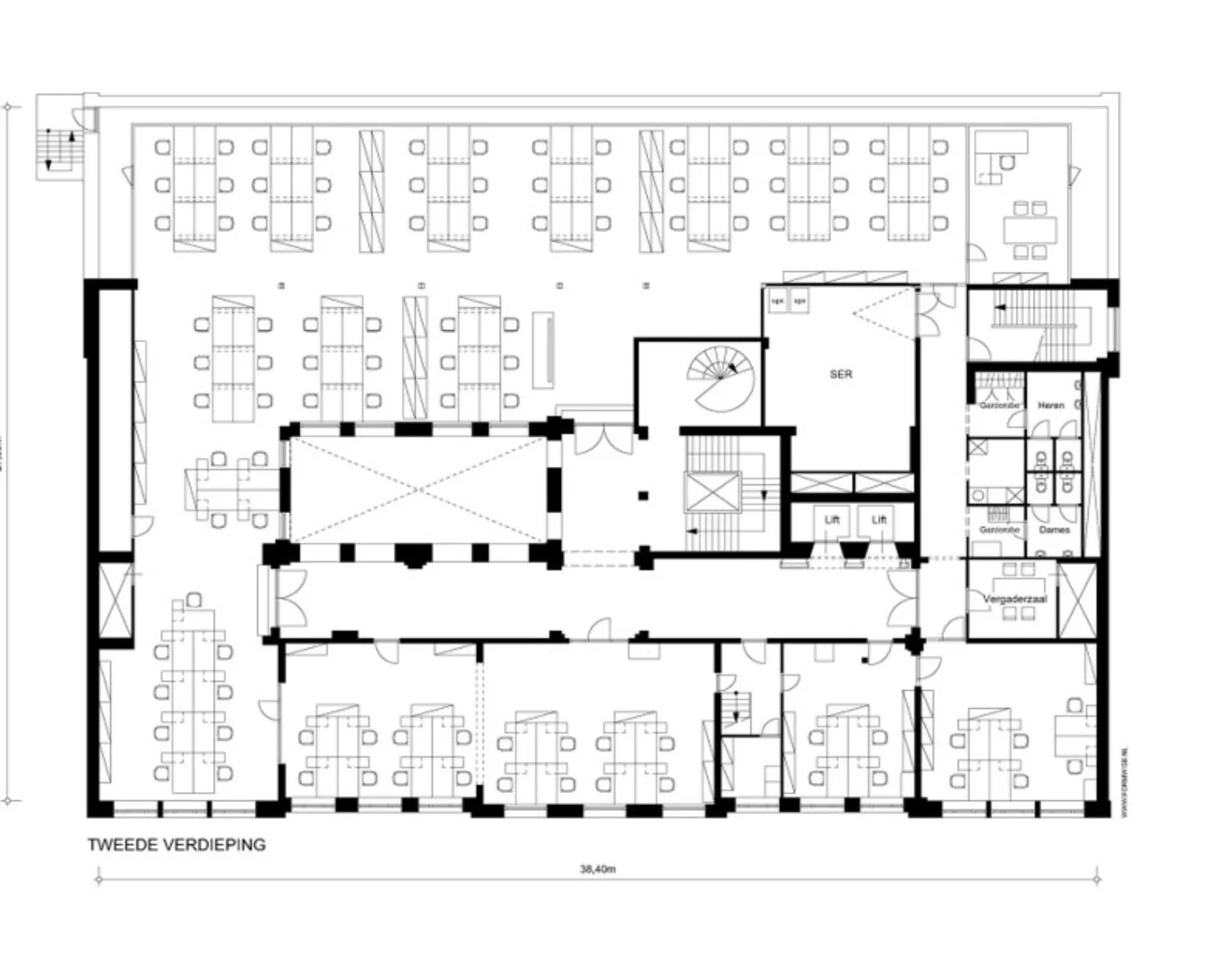 Plattegrond van de tweede verdieping van een kantoorruimte aan de Keizersgracht 617 in Amsterdam met werkplekken, vergaderruimte, liften en sanitaire voorzieningen.