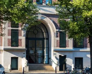 Entree van een statig kantoorpand aan de Keizersgracht 617 in Amsterdam met monumentale gevel en trappen.