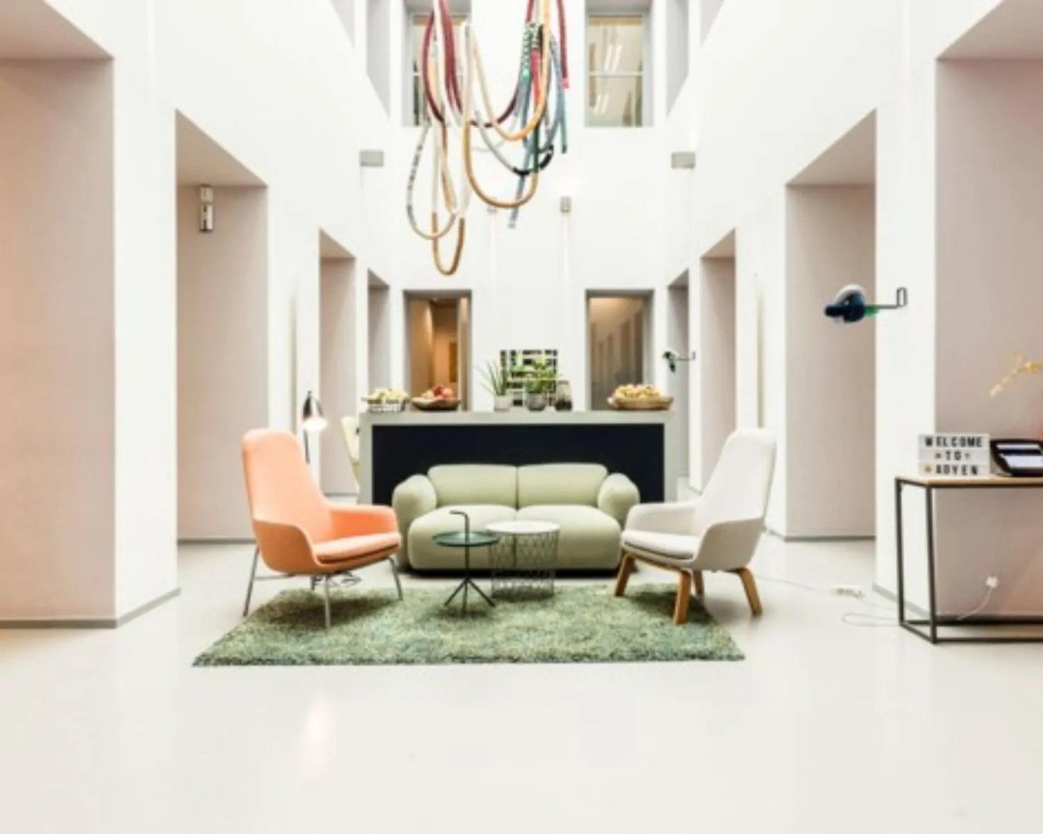 Moderne en lichte ontvangstruimte met zithoek in een kantoor aan de Keizersgracht 617 in Amsterdam.