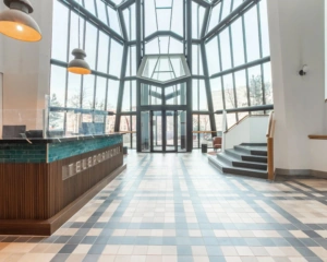 Moderne en lichte entreehal van het kantoorgebouw Teleport Tower aan de Kingsfordweg 151 in Amsterdam.