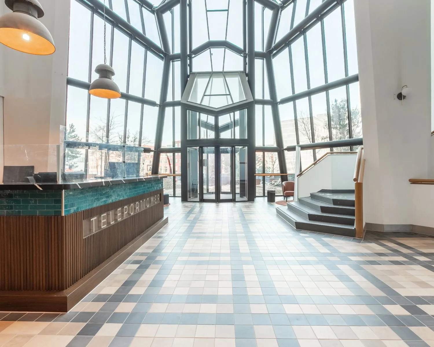 Moderne en lichte entreehal van het kantoorgebouw Teleport Tower aan de Kingsfordweg 151 in Amsterdam.