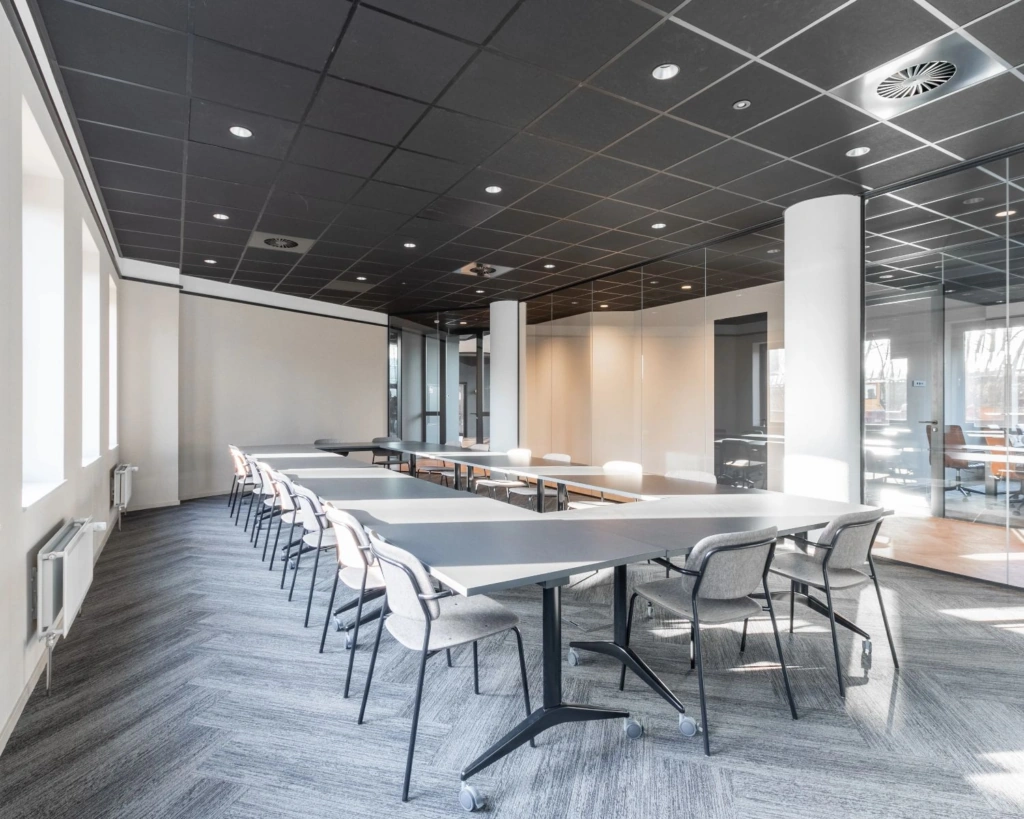 Moderne, lichte vergaderruimte met glazen wanden in een kantoor aan de Kingsfortweg 151 in Amsterdam.
