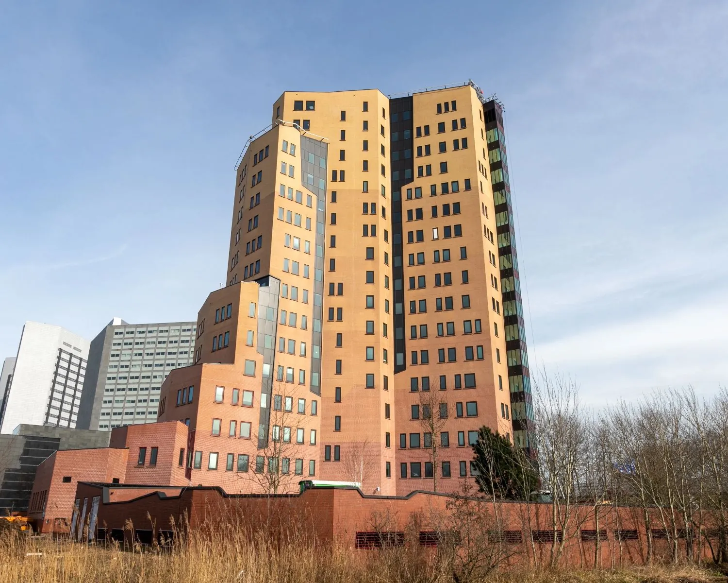 Kantoorgebouw aan de Kingsfordweg 151 in Amsterdam met een moderne roodbruine gevel.