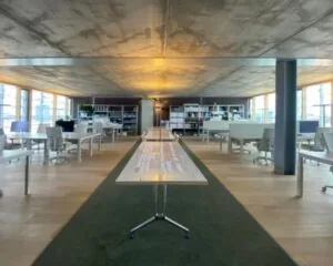 Moderne en ruime kantoorruimte met open werkplekken aan de Kraanspoor 12 in Amsterdam.