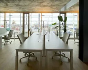 Moderne kantoorruimte met flexplekken en grote ramen bij Kraanspoor 12 in Amsterdam.