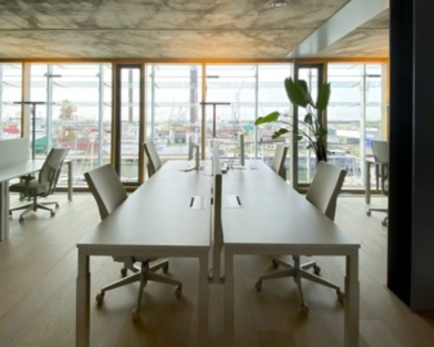 Moderne kantoorruimte met flexplekken en grote ramen bij Kraanspoor 12 in Amsterdam.