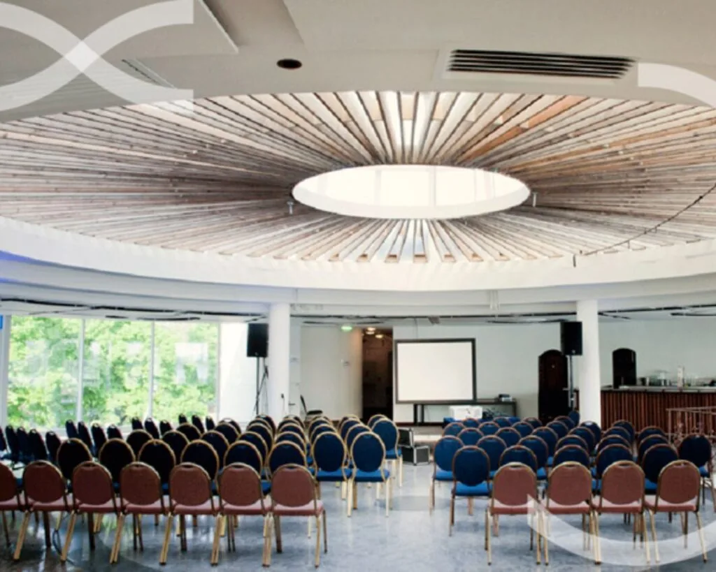 Vergaderruimte met theateropstelling en moderne koepel bij Maasboulevard 100 in Rotterdam.