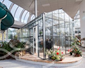 Moderne kantoorruimte in een glazen kas met planten, gelegen in BlueCity aan de Maasboulevard 100 in Rotterdam.