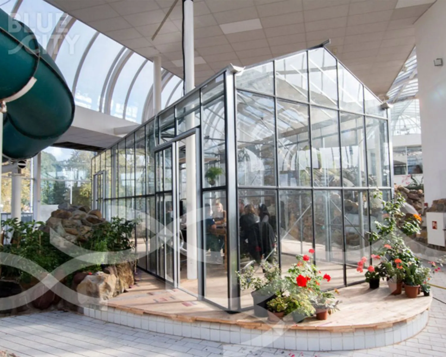 Moderne kantoorruimte in een glazen kas met planten, gelegen in BlueCity aan de Maasboulevard 100 in Rotterdam.