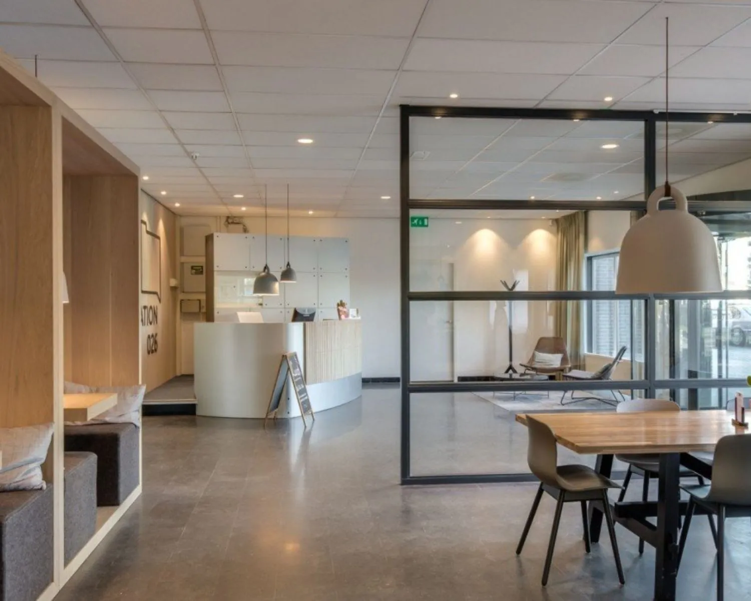 Moderne kantoorruimte met receptiebalie, vergadertafel en wachtruimte aan de Mr. E.N. van Kleffenstraat 6 in Arnhem.