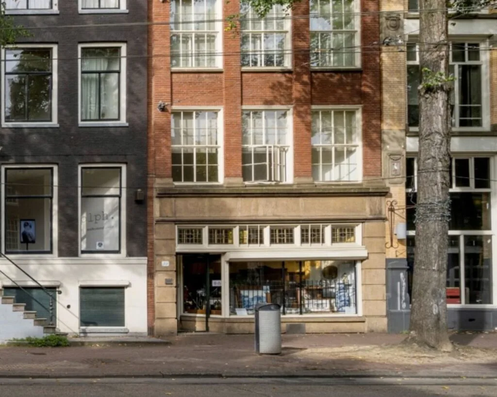 Voorgevel van een karakteristiek kantoorpand aan de Nieuwezijds Voorburgwal 314 in Amsterdam.