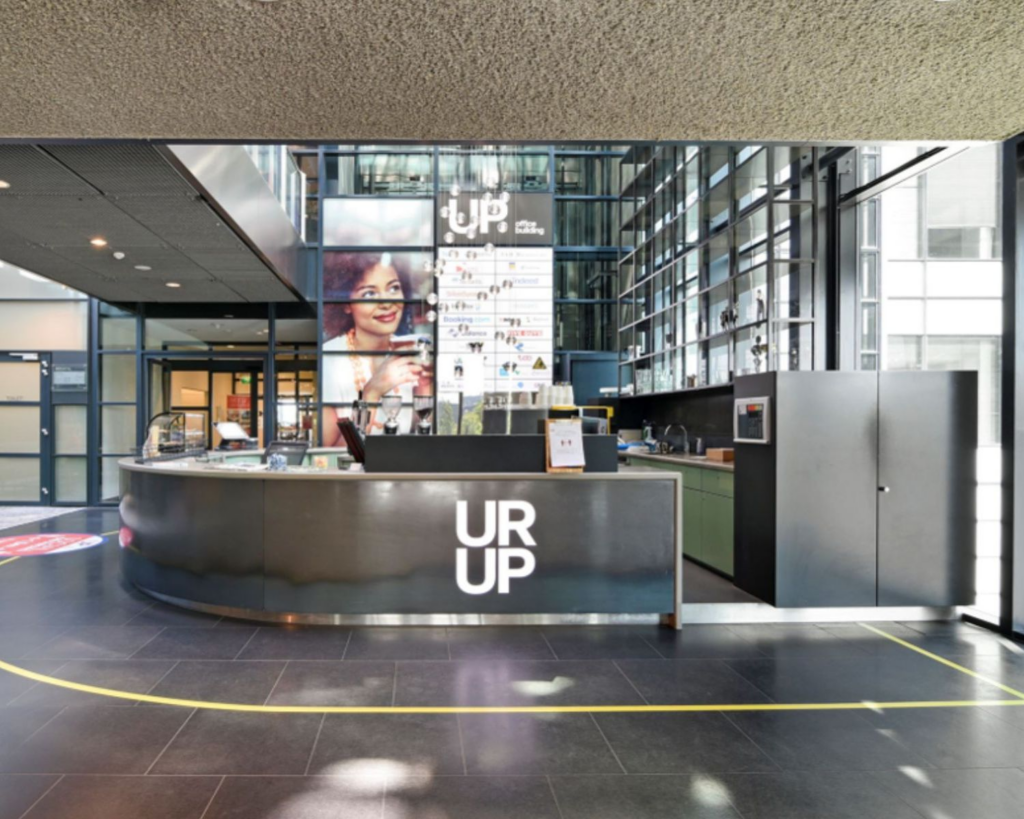 Moderne receptiebalie van het kantoorgebouw UP Office Building aan de Piet Heinkade 55 in Amsterdam.