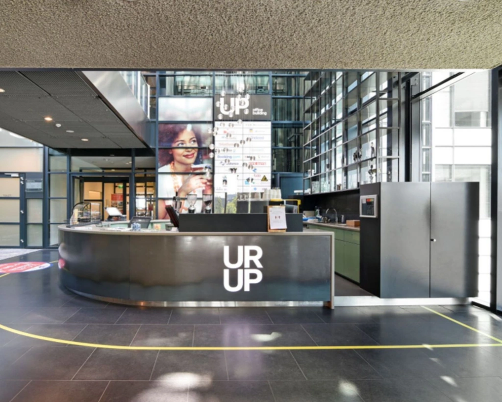 Moderne receptiebalie van het kantoorgebouw UP Office Building aan de Piet Heinkade 55 in Amsterdam.