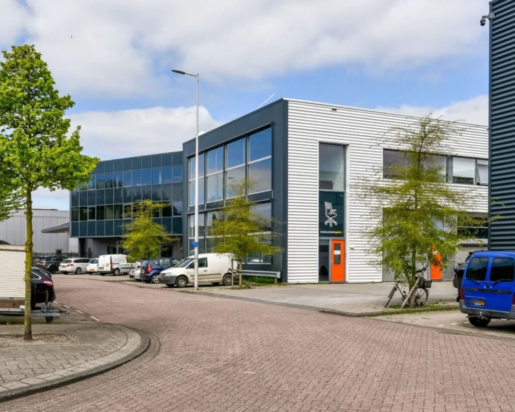 Moderne kantoorruimte aan de Poortland 242 met grote ramen en parkeergelegenheid voor de deur.