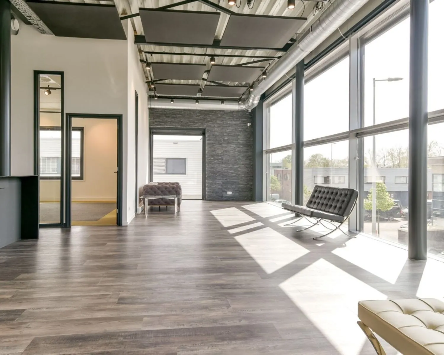 Moderne, ruime kantoorruimte aan Poortland 242 met grote ramen, strak interieur en veel natuurlijk licht.