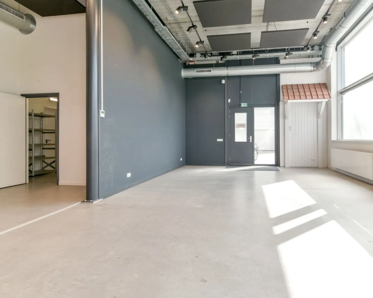 Lichte, moderne kantoorruimte aan de Poortland 242 met hoge plafonds en industriële afwerking.