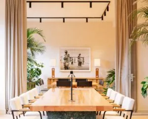 Stijlvol ingerichte vergaderruimte aan de Prinsengracht 769 in Amsterdam met houten tafel, moderne stoelen en veel natuurlijk licht.