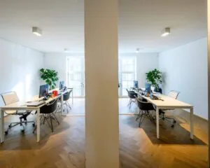 Moderne en lichte kantoorruimte met werkplekken en grote ramen aan de Sarphatistraat 640-642 in Amsterdam.