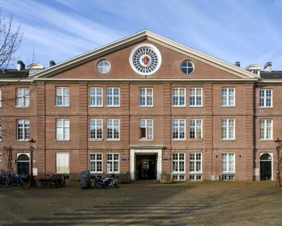 Voorgevel van het kantoorgebouw aan de Sarphatistraat 640-642 in Amsterdam met rode bakstenen en symmetrische raamindeling.