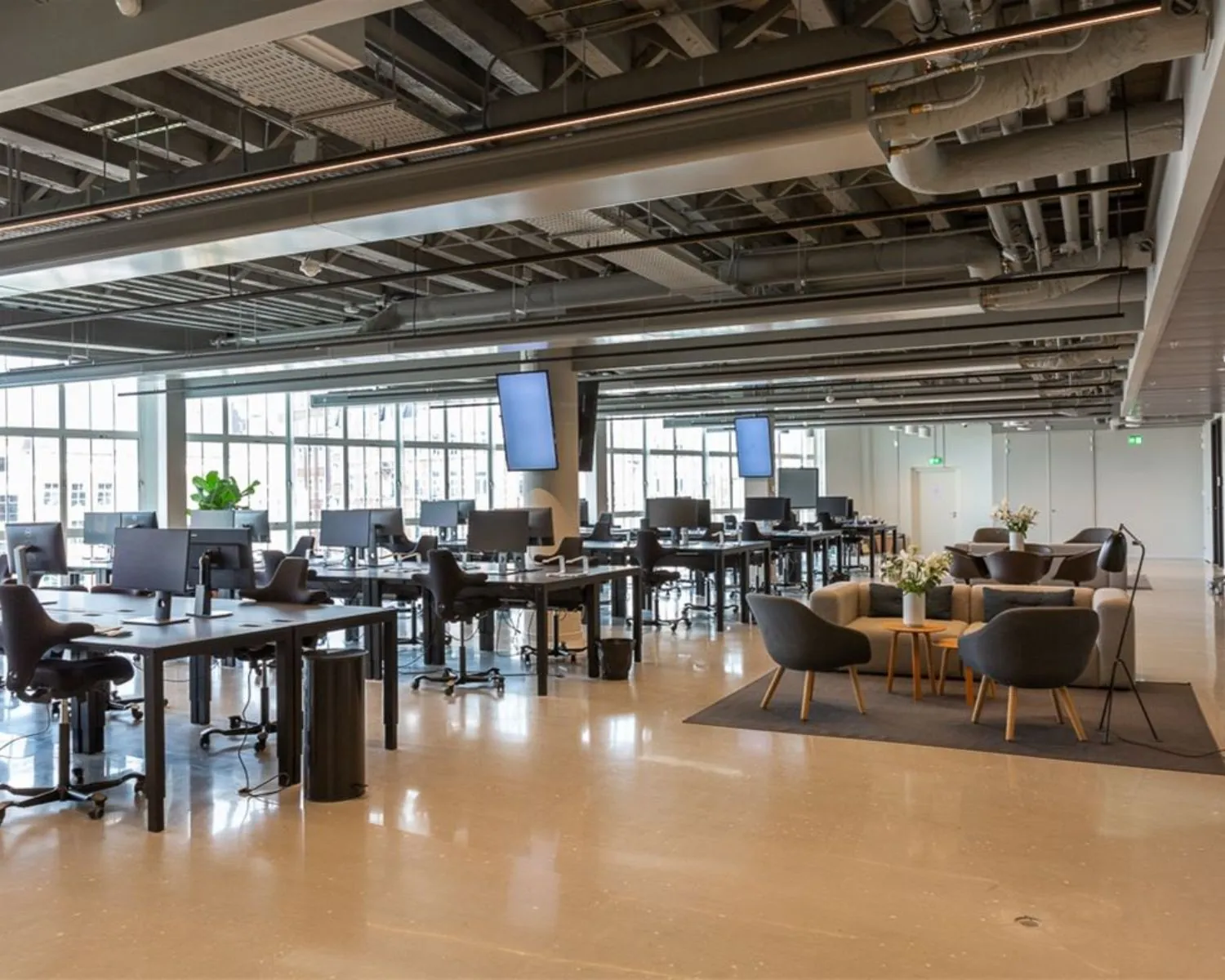 Moderne, open kantoorruimte aan de Sint-Jorissteeg 2 in Amsterdam met werkplekken, zithoeken en veel daglicht.