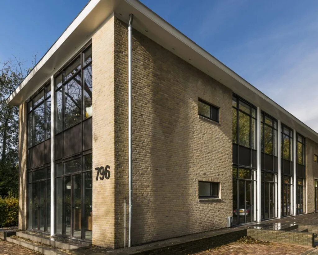 Modern kantoorgebouw aan de Sloterweg 796 in Amsterdam met grote ramen en een bakstenen gevel.