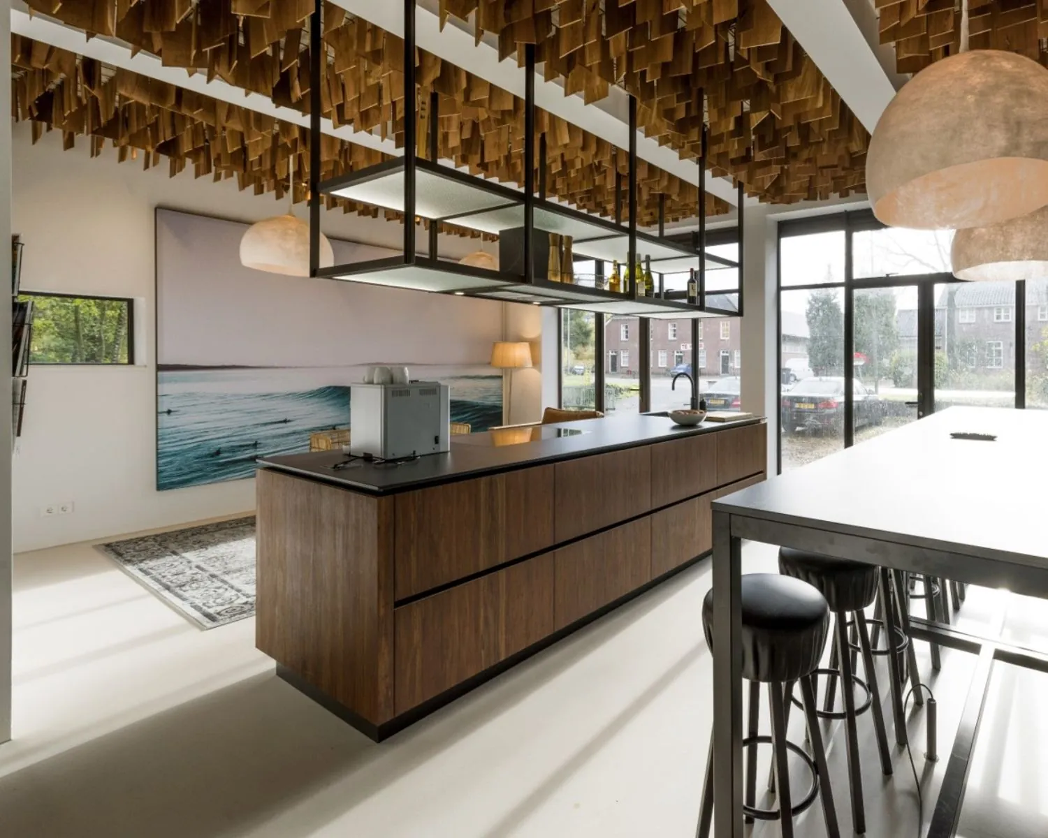 Moderne kantoorruimte aan de Sloterweg 796 in Amsterdam met een open keuken, hoge tafels en creatieve plafondafwerking.