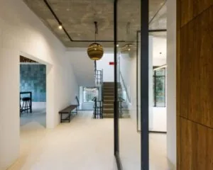 Moderne kantoorruimte aan de Sloterweg 796 in Amsterdam met strakke afwerking, betonnen plafond en glazen wanden.