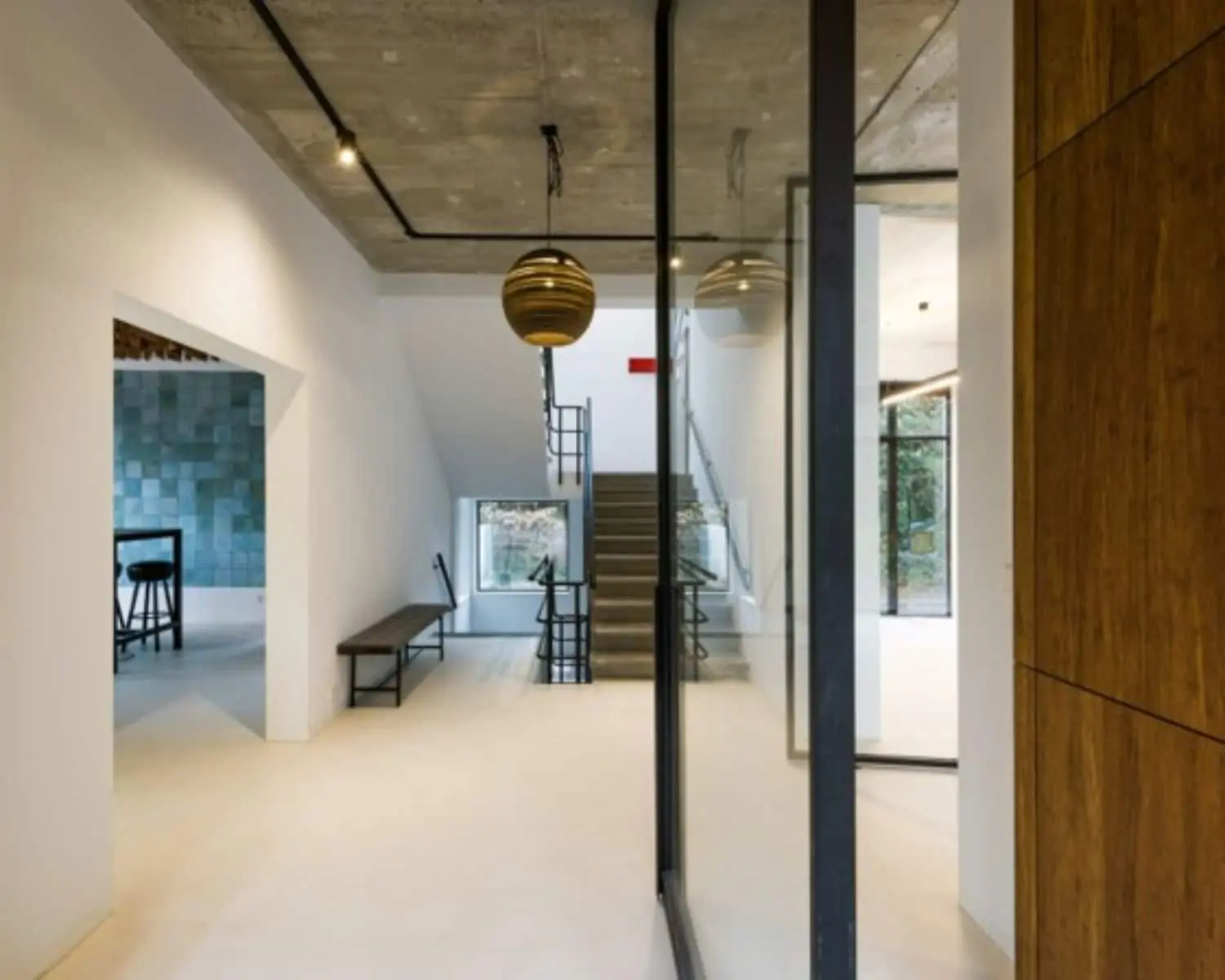 Moderne kantoorruimte aan de Sloterweg 796 in Amsterdam met strakke afwerking, betonnen plafond en glazen wanden.