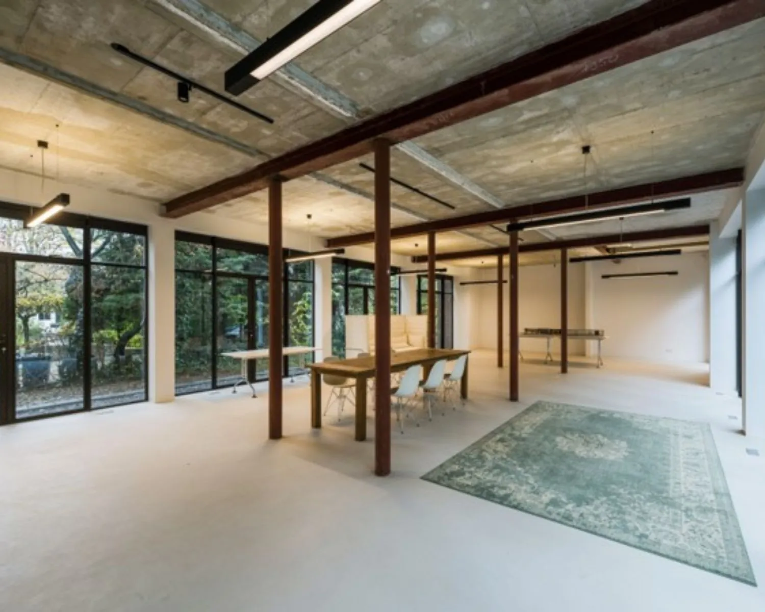 Moderne, lichte kantoorruimte aan de Sloterweg 796 in Amsterdam met grote ramen, industriële elementen en een open indeling.