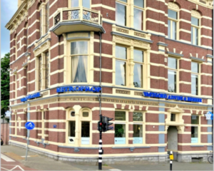 Monumentaal kantoorgebouw aan de Stadhouderskade 160 in Amsterdam met de gevelreclame van Metroprop Vastgoed Advies & Beheer.